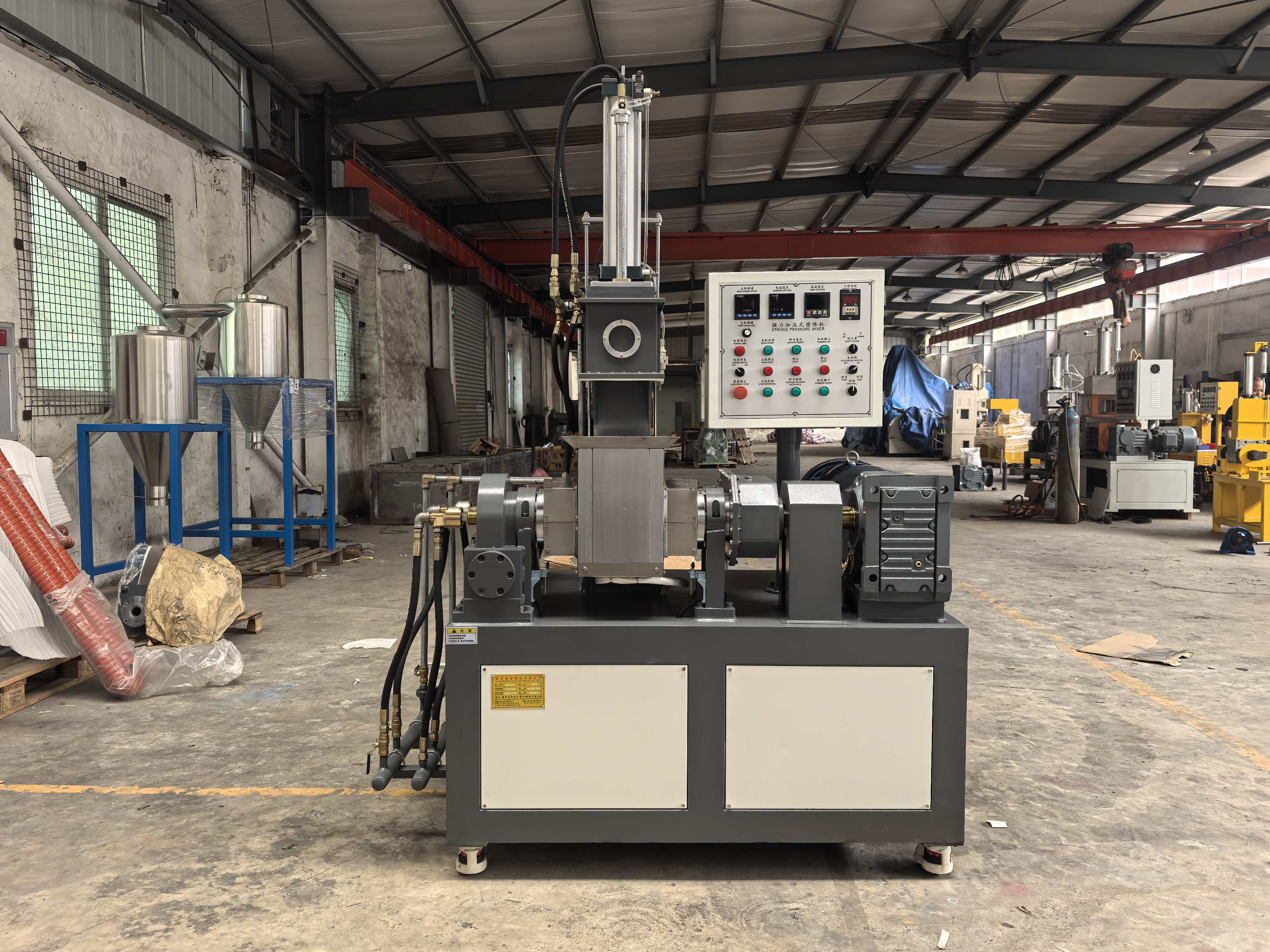 適配研發實驗與小批量生產的 3L 密煉機