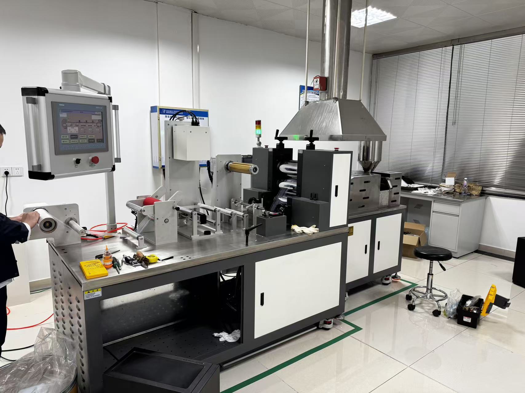 廣東錫華赴客戶現場安裝培訓流延機 確保設備快速釋放產能